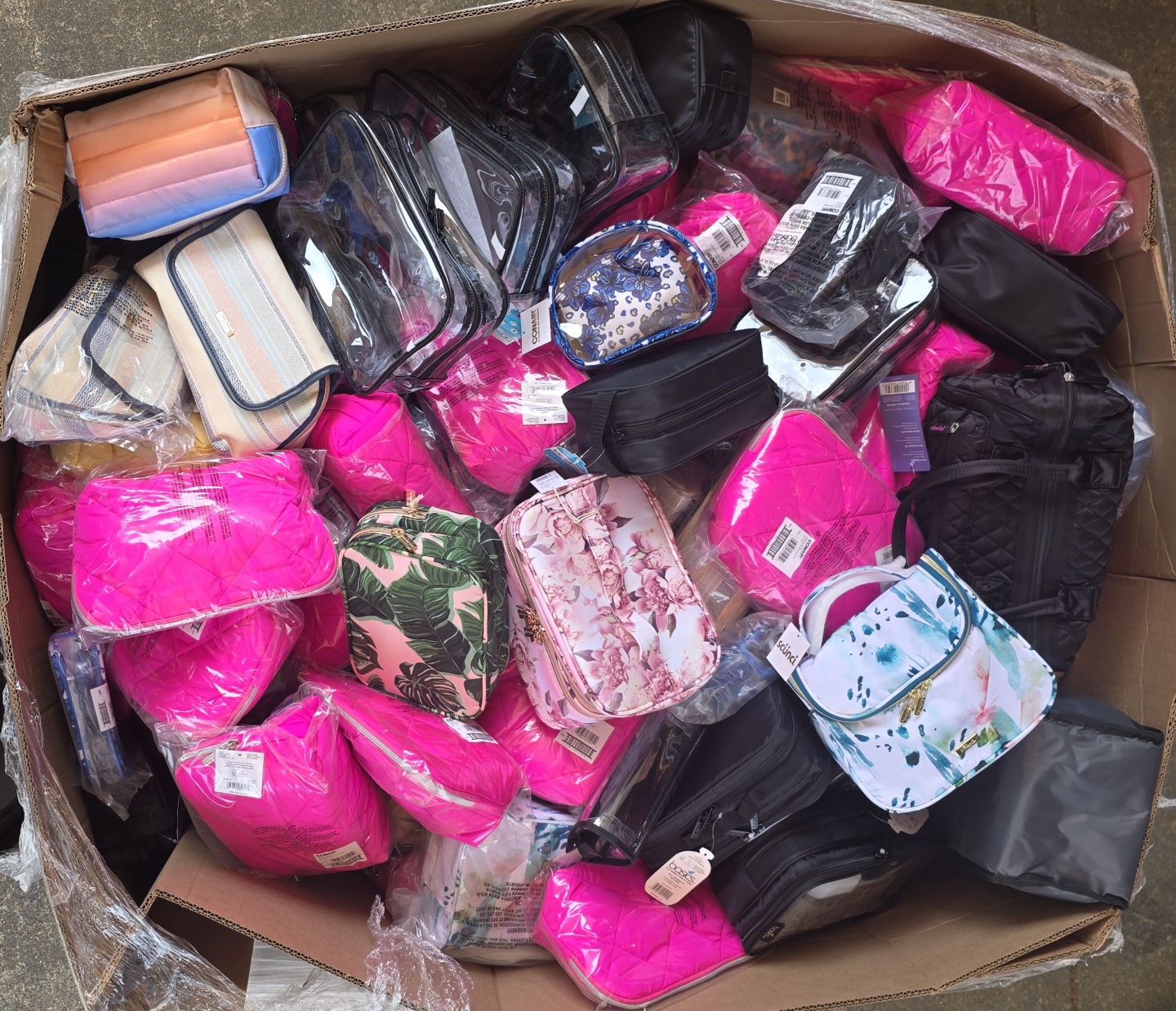 (image for) ALL1 GAYLORD/PALLET OF APPROXIMATELY 200-300 ASSORTED COSMETIC AND TRAVEL BAGS.
